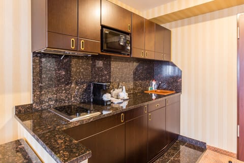 Suite, 1 King Bed, Kitchenette | Private kitchen | Coffee/tea maker