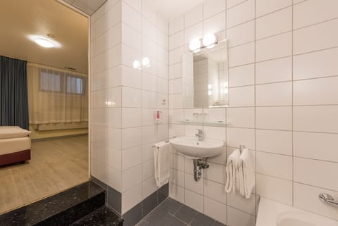 Economy Double Room (Souterrain) | Bathroom | Shower, hair dryer, towels