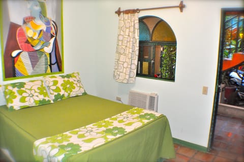 Standard Room, 1 Queen Bed | Individually decorated, individually furnished, iron/ironing board