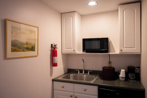 Classic Suite, 1 King Bed | Bathroom | Eco-friendly toiletries, hair dryer, towels