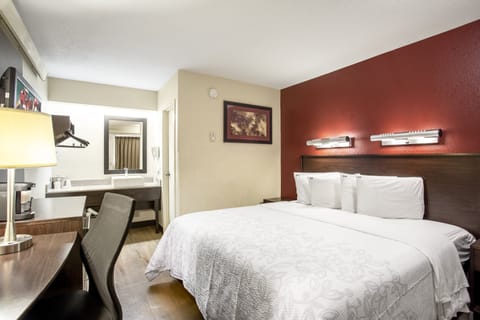 Standard Room, 1 King Bed (Smoke Free) | In-room safe, blackout drapes, free cribs/infant beds, free WiFi