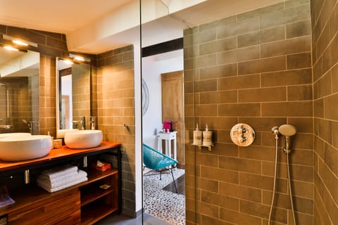 Deluxe Suite, Private Bathroom (Envol de Papillons) | Bathroom