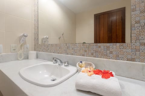 Master Room | Bathroom | Free toiletries, towels