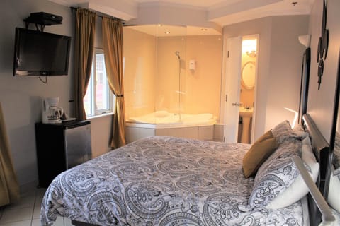 Deluxe Suite, 1 Double Bed, Jetted Tub | Bathroom | Free toiletries, hair dryer, towels