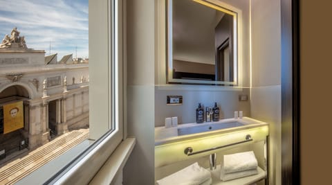 Suite | Bathroom | Eco-friendly toiletries, hair dryer, towels