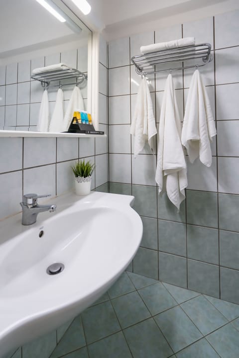 Shower, free toiletries, hair dryer, towels