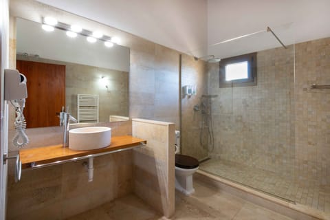 Junior Suite | Bathroom | Combined shower/tub, eco-friendly toiletries, hair dryer, towels