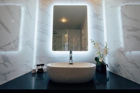 Single Room, 1 Double Bed | Bathroom | Free toiletries, hair dryer, towels