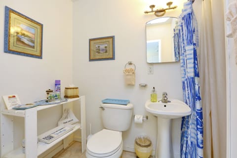 Windjammer Suite (Cottage Building) | Bathroom | Designer toiletries, hair dryer, bathrobes, towels