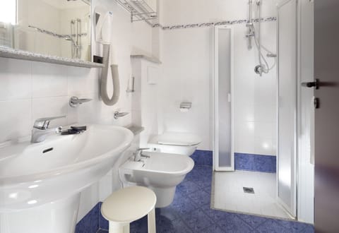 Comfort Double Room | Bathroom | Shower, hair dryer, bidet, towels