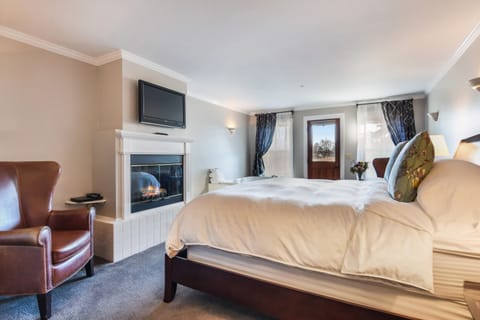 Deluxe Room, 1 King Bed | Individually furnished, free WiFi, bed sheets