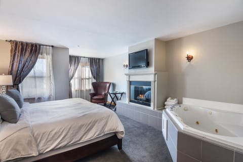 Deluxe Room, 1 King Bed | Jetted tub