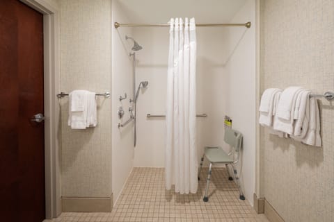 Room, 1 King Bed, Accessible (Communications/Mobility Accessible) | Bathroom | Combined shower/tub, hair dryer, towels