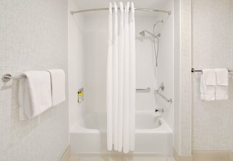 Combined shower/tub, hair dryer, towels