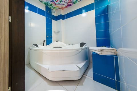 Superior Double Room | Bathroom | Shower, towels