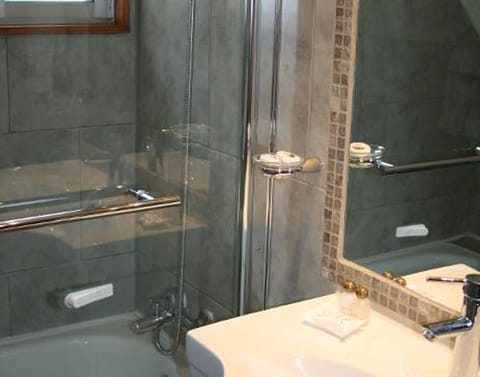 Double Room, 2 Twin Beds, Private Bathroom | Deep soaking bathtub