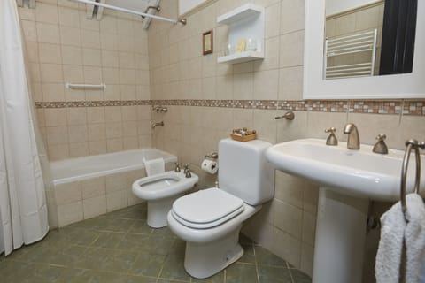 Combined shower/tub, free toiletries, hair dryer, bidet