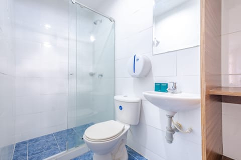 Superior Triple Room | Bathroom | Shower, towels, soap, shampoo