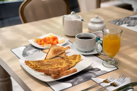 Daily continental breakfast (COP 10000 per person)