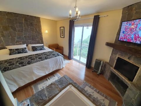 Superior Chalet, Fireplace (Banheira de Hidromassagem) | 1 bedroom, minibar, blackout drapes, free WiFi