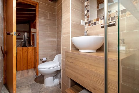 Studio Suite | Bathroom | Shower, free toiletries, towels, soap