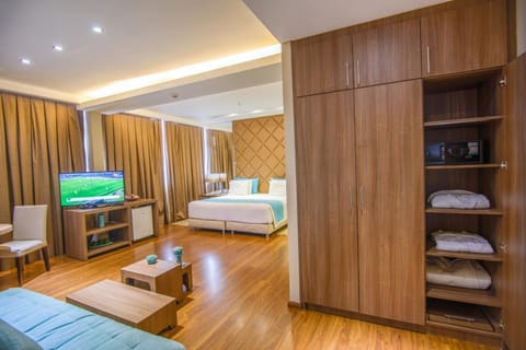 Executive Suite, 1 King Bed | Premium bedding, minibar, in-room safe, desk