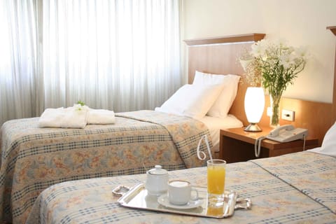 Habitación Doble Cama Matrimonial | In-room safe, free cribs/infant beds, free WiFi, bed sheets