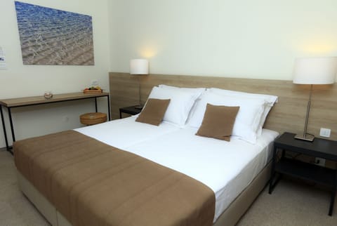 Standard Double Room Garden View | Minibar, in-room safe, desk, free WiFi