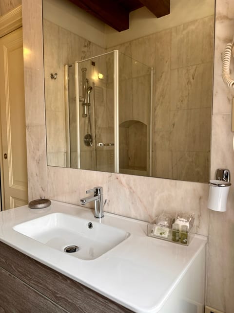 Standard Double Room | Bathroom | Free toiletries, hair dryer, slippers, bidet