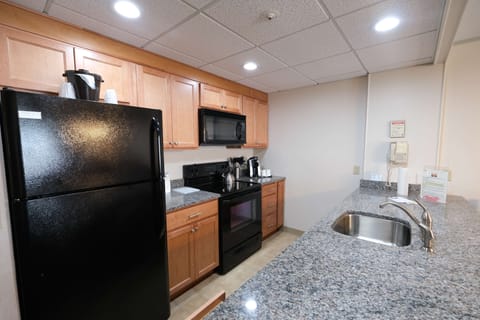 Classic Suite | Private kitchenette | Mini-fridge, microwave, coffee/tea maker