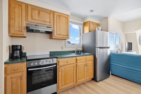 Deluxe Room, 1 King Bed, Oceanfront | Private kitchen | Mini-fridge, microwave, coffee/tea maker, cookware/dishes/utensils