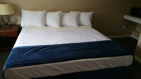 Standard Room, 1 King Bed | Egyptian cotton sheets, premium bedding, blackout drapes, free WiFi