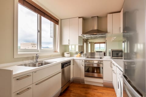 Apartment, 2 Bedrooms, Mountain View (Upstairs) | Private kitchen | Full-size fridge, microwave, oven, stovetop