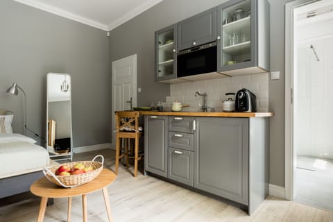 Studio | Private kitchenette | Fridge, stovetop, coffee/tea maker, electric kettle