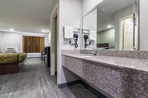 Deluxe Suite, 1 King Bed | Bathroom sink