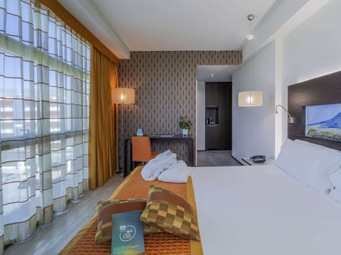 Deluxe Room, 1 Double Bed | Premium bedding, minibar, in-room safe, desk