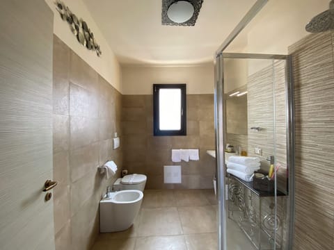 Comfort Double Room, 1 Bedroom, Private Bathroom | Bathroom | Shower, rainfall showerhead, designer toiletries, hair dryer