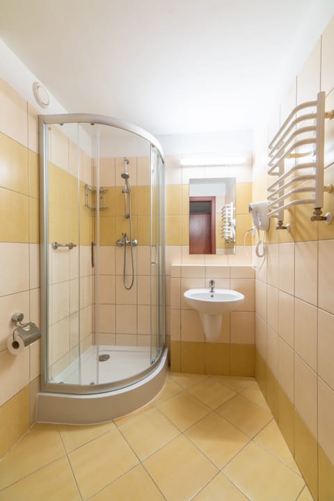 Single Room | Bathroom | Shower, free toiletries, hair dryer, towels