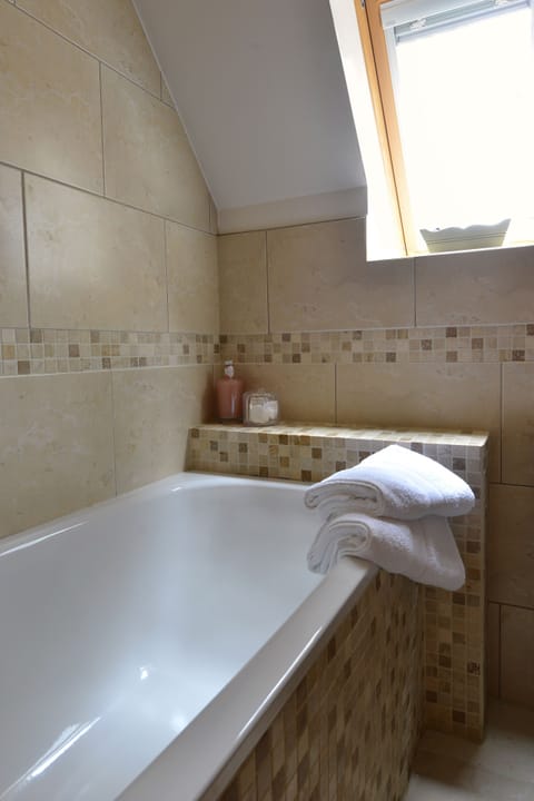 Deluxe Double or Twin Room (Room 2) | Bathroom | Free toiletries, hair dryer, bathrobes, towels
