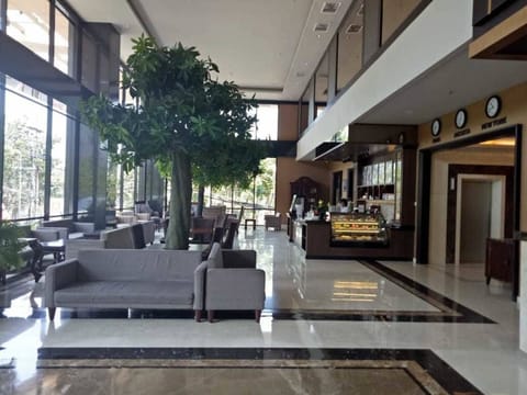 Lobby lounge