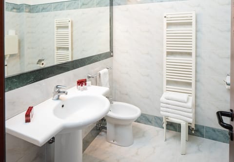 Deluxe Quadruple Room, Sea View | Bathroom | Shower, free toiletries, hair dryer, bidet