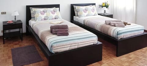 Twin Room, Private Bathroom | Desk, laptop workspace, free WiFi, bed sheets