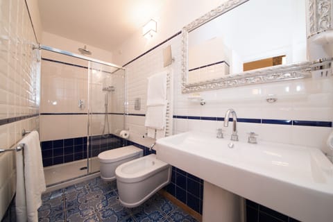 Classic Double Room | Bathroom | Hair dryer, bidet, towels