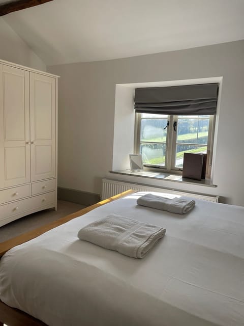 Deluxe Double Room, 1 King Bed | Premium bedding, desk, soundproofing, free WiFi