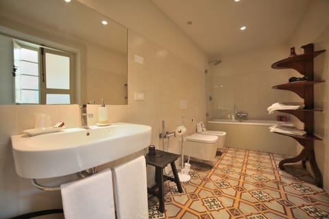 Superior Triple Room (La Dimora) | Bathroom | Free toiletries, hair dryer, slippers, towels