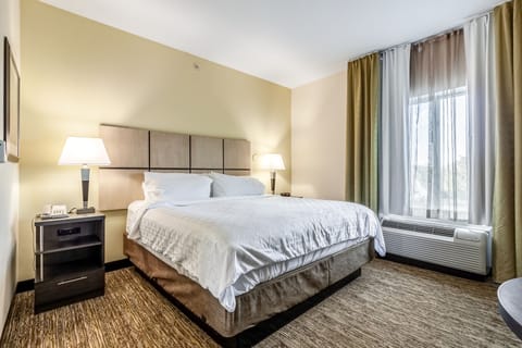 Studio Suite, 1 King Bed | Premium bedding, memory foam beds, in-room safe, desk