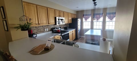 Full-size fridge, microwave, stovetop, dishwasher