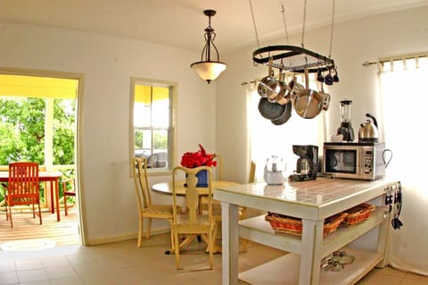 Deluxe Cottage, 1 Bedroom | In-room dining