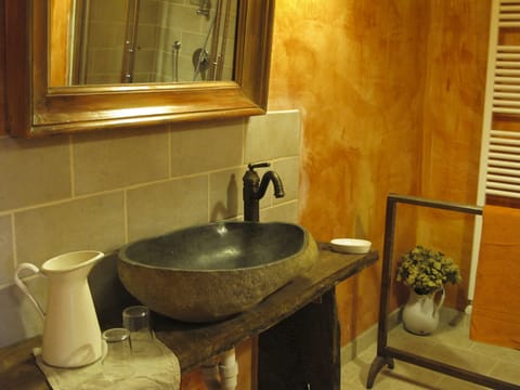 Luxury Suite | Bathroom | Shower, rainfall showerhead, free toiletries, hair dryer