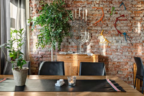 Free buffet breakfast on weekdays